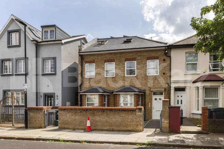 Stunning three double bedroom property with garden mins to tube Avenue Road, South Tottenham
